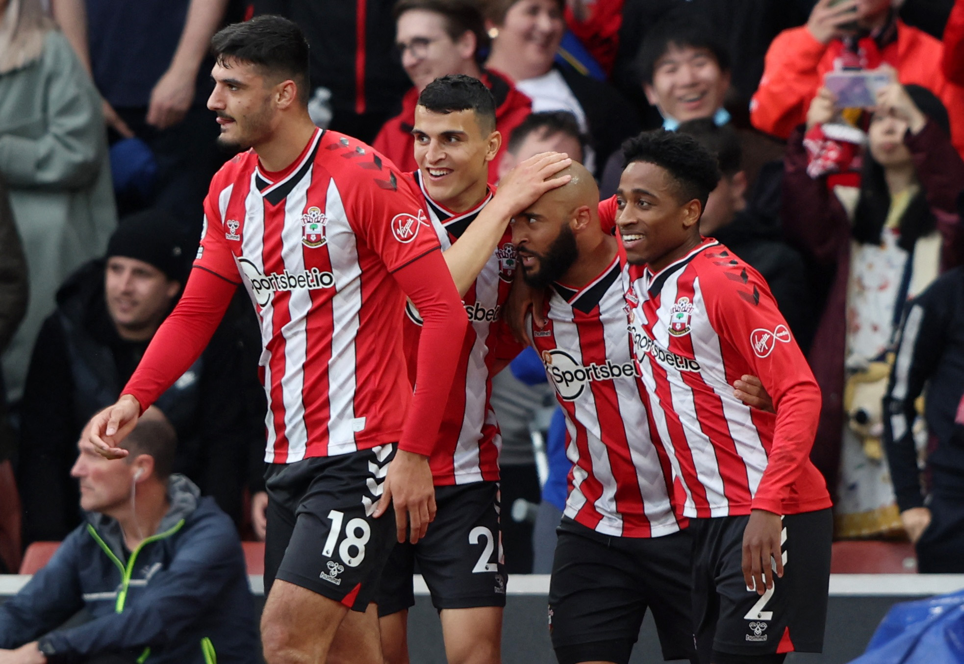 罗克从巴萨外租至巴甲，身价暴涨，现为巴甲最高，状态回升，成功摆脱困境。（巴萨外租罗克赴巴甲，身价跃升联赛第一，状态回暖摆脱低迷）