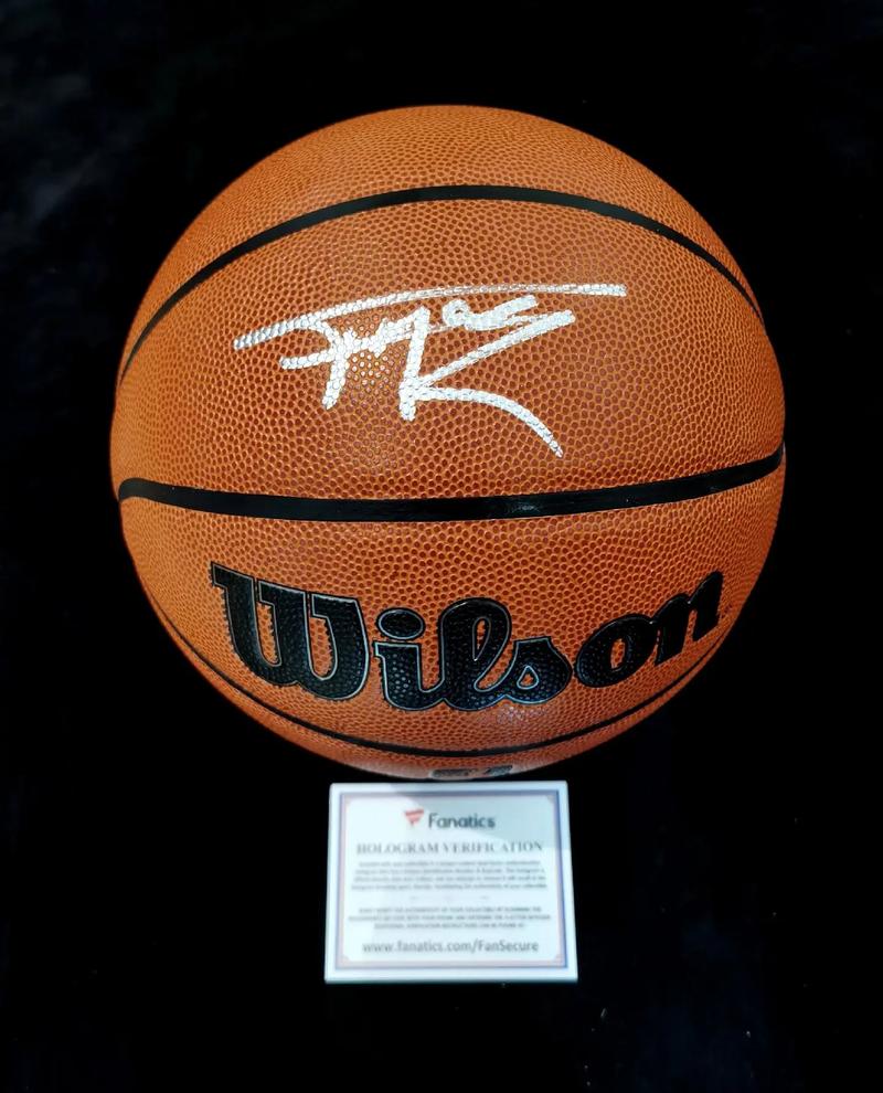 球迷：这球不进都对不起场地（球迷感叹：不进都对不起这草皮）