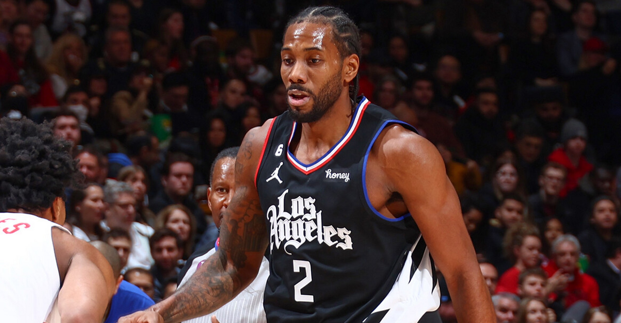 每体：巴萨有意左后卫索萨，想用桑托斯欠的290万欧锁定交易（每体：巴萨看中左后卫索萨，拟用桑托斯所欠290万欧锁定转会）