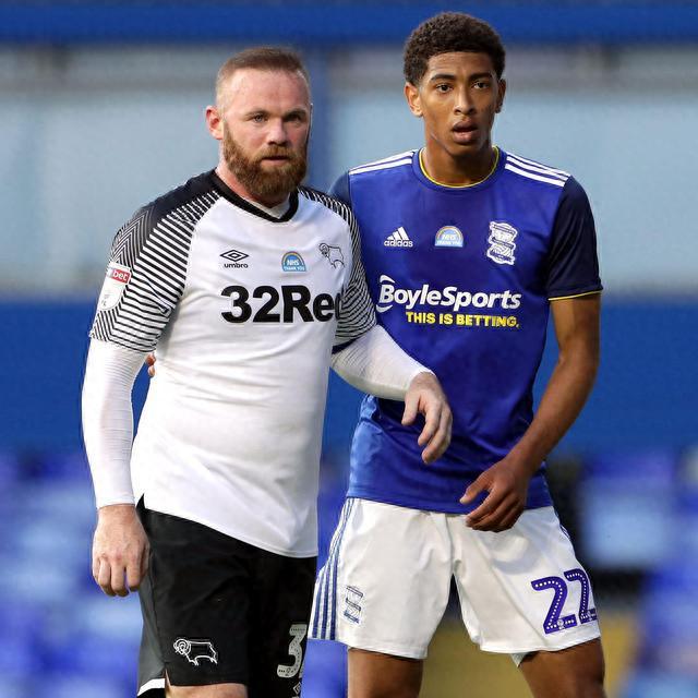 消息人士透露，拜仁对从曼联挖角充满信心，双方已就一月份的重磅交易展开谈判。（知情人士称拜仁有信心从曼联引援，一月重磅交易谈判已开启）