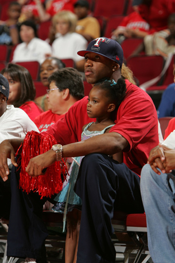 神锋！小蜜蜂前锋蒂亚戈再演梅开二度，联赛13场进11球（锋霸发威！小蜜蜂射手蒂亚戈再度梅开二度，联赛13战轰入11球）