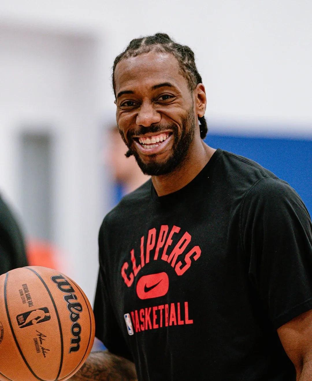 伊涅斯塔：中场球员当教练更能掌控全局，小法现在做得非常好（伊涅斯塔：中场出身教练更能掌控大局，小法目前表现出色）