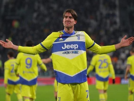 斯卡洛尼戴白手套递交世界杯，因凡蒂诺为仪式错误公开道歉（斯卡洛尼戴白手套交接大力神杯，因凡蒂诺就仪式失误公开致歉）