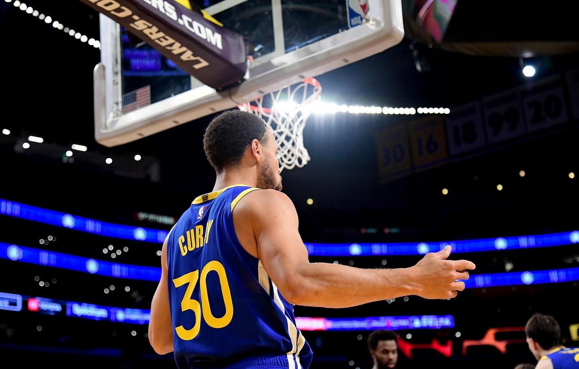 记者：阿隆索最近两天小范围会面球员，试图拉近彼此的距离（记者：阿隆索近两日小范围与球员交流，力求拉近关系）